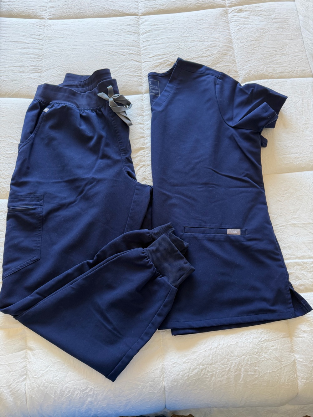 Figs Women's large Navy Blue Casma 3-pocket Scrub Top and Zamora Jogger Pants